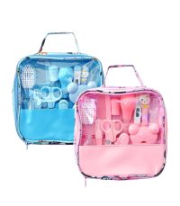 . Pour toute mère qui en a besoin pour s'occuper de son enfant quotidiennement à la maison et sur la route. Cadeau de naissance parfait. 2. Il contient une brosse à poils doux, un peigne, un couteau à ongles, une lime à ongles, un thermomètre, un thermomètre de bain pour bébé, des ciseaux de sécurité, etc. 3. Il existe deux couleurs, rose et bleu, une pour les garçons et une pour les filles. 4. Fabriqué en ABS de protection de l'environnement de haute qualité et en gel de silice, sûr et respectueux de l'environnement. 5. Le coffret cadeau nouveau-né est le cadeau parfait pour les futures mamans ou les nouveaux parents. Parce qu'il est neutre, il convient aux bébés garçons et filles. Il est très approprié pour les crèches et les voyages, et convient comme cadeau pour la première mère.