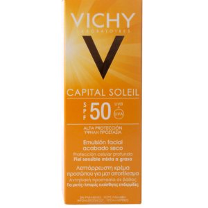 Crème solaire Vichy Capital Soleil SPF 50 posée sur une serviette de plage sous le soleil.