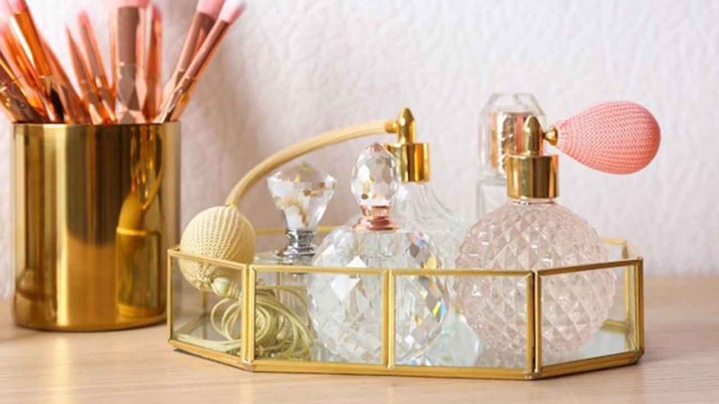 Collection de flacons de parfums féminins de luxe sur une coiffeuse élégante