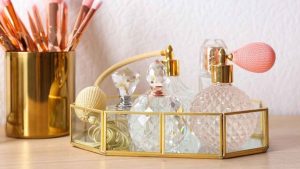 Top 10 classement meilleur parfum femme Collection de flacons de parfums féminins de luxe sur une coiffeuse élégante
